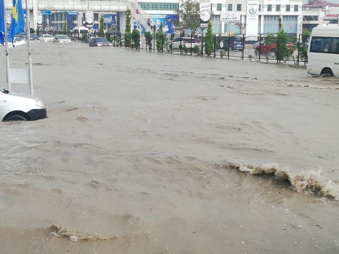 Ana caddelerin nehre dnd kentte, aralar mahsur kald. Kentin bat kesimi ise yaan doluyla birlikte adeta beyaza brnd.