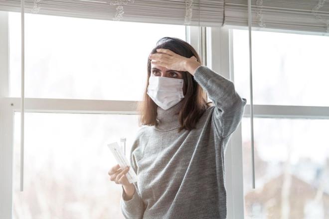 Covid-19'un yeni varyantlarna kar en iyi korumann DS'nn kresel alama hedefinin gereklemesi ve sosyal mesafe olduunun altn izen Ghebreyesus, "Vaka testleri ve genetik sralama da nem tamaktadr. Gney Afrika'nn BA.4 ve BA.5 alt varyantlarn tespit etmesi, birok lkenin durdurduu genetik sralamaya hala devam etmesi sayesindedir. Dier birok lkede bu virsn ne ekilde evrileceini gremiyoruz" ifadelerini kulland.