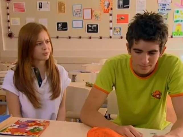 Selena dizisiyle oyunculuk kariyerinde adn duyuran Sinem Kobal ksa srede hreti yakalad. Kobal 2006 ylda n yapt dizide kardei Kerem Kobal ile birlikte rol alm.