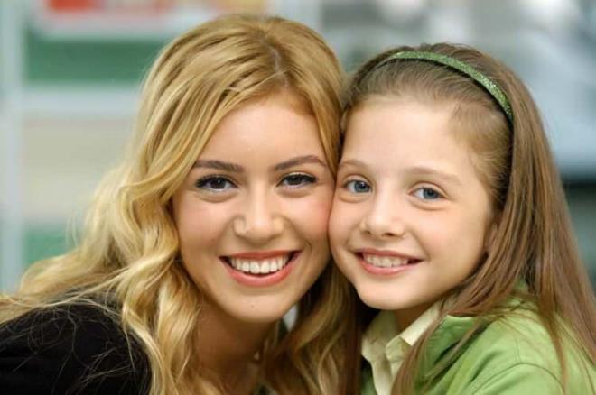 Selena'nn yan sra daha nce 'Kk Srlar', 'Gnl leri' gibi yapmlara rol alan nl oyuncu uzun sredir ekranlardan uzak bir yaam sryor. 2016 ylnda baarl oyuncu Kenan mirzalolu ile hayatn birletiren Kobal imdilerde ikinci kez anne olmann heyecann yayor.