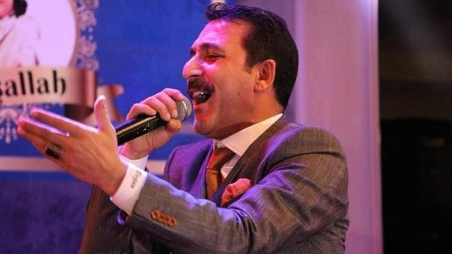 Gzlerden uzakta bir yaam srmeye zen gsteren nl trkcnn Emine Doan ile evlenmek iin pek ok snavdan getii ve mcadele ettii renildi.