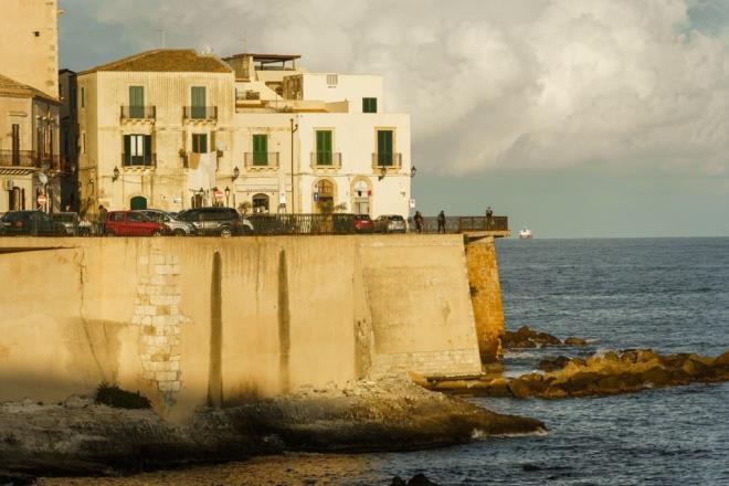 Ocak aynda, vandallar simgesel yapy krmz demir oksit tozuyla tahrif etti. Trk Merdivenleri, kt korunmasyla ilgili ikayetlerin ardndan 2020'nin balarnda geici olarak kapatld ve devlet tarafndan el konuldu. Sciabbar, ayrca uurumun  korunmasyla balantl sulardan dolay soruturuldu ve geen yaz 9 bin 100 ? para cezasna arptrld.