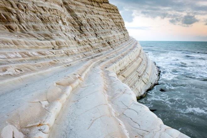 TALYA'NIN EN TURSTK YERLERNDEN    talyanca Scala dei Turchi olarak adlandrlan Trk Merdivenleri, talya'nn en ok ziyaret edilen turistik yerleri arasnda yer alyor. UNESCO Dnya Miras listesinde yer alan tarihi blge, nl edebiyat Andrea Camilleri'nin Mfetti Montalbano kitaplarnda sklkla geiyor.     ki kumsal arasnda uzanan bu oluum, merdivene benzeyen kaya bir yapya sahip. Hal Seferleri srasnda, Mslman korsanlar bu konum rzgr kestii iin gemileriyle burada duraklama yapp saklanrlard. Kayalarn merdivenli yapsndan korsanlar daa trmanp,  yaknlarda bulunan kylere basknlar dzenlerlerdi. Bu korsanlar halk arasnda Trk olarak bilindii iin, zamanla kayalklar 'Trk merdivenleri' adn ald.