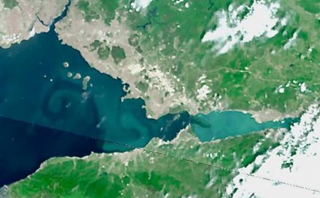 Denizdeki renk deiimi uzaydan da grld. Avrupa Uzay Ajans'na ait 'Sentinel-3' uydusunun ektii fotorafta krfezin, Osmangazi Kprs'ne kadar turkuaz renk ile kapland grld.