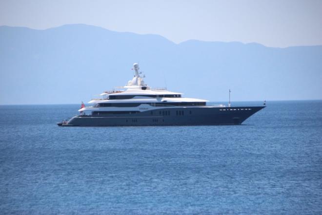 Msr'dan gelen yat, Fethiye'nin ardndan Gkova koylarn dolatktan sonra Bodrum ilesine ulat.    erisinde 30'dan fazla kabinin olduu yatta, spor solunu, gvertede jakuzi, sinema, plaj kulb ve buna benzer birok aktivite imkan bulunuyor.