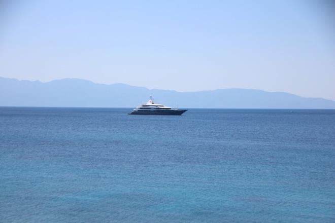 Rusya?nn en byk elik reticilerinden Alexander Grigoryevich Abramov?un lks yat Titan, Fethiye?deki yakt ikmalinin ardndan Bodrum?a geldi.