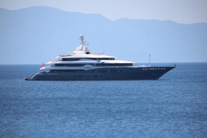 Cayman Adalar bayrakl, 80 metre uzunluunda ve 13 metre geniliindeki yat, Yaliftlik Mahallesi aklarna demirledi.