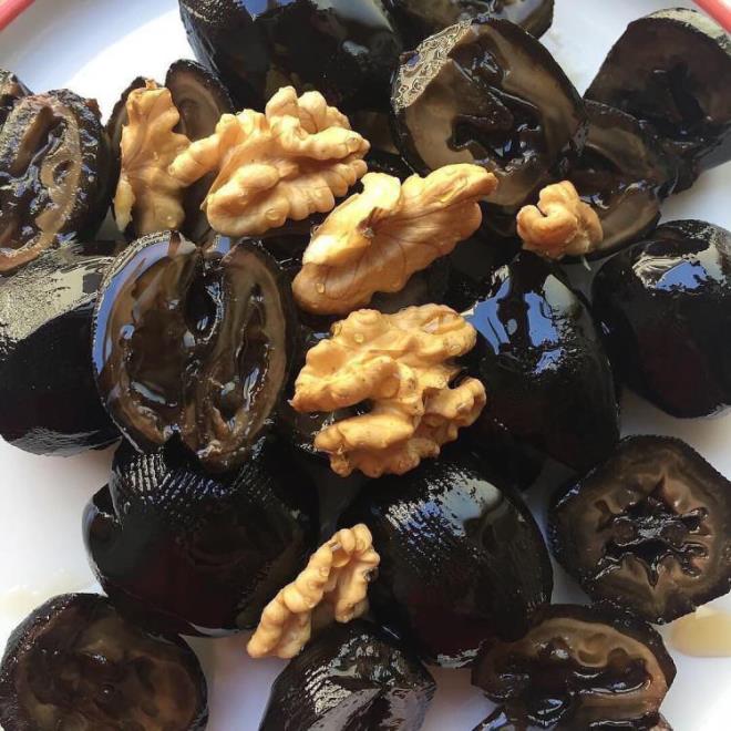 zellikle sinir sisteminin yapsn yenileyen ceviz, beynin fonksiyonunu daha hareketli hale getirir. Doru kodlamalar salayan ceviz, konsantrasyon gcn artrr. Uzmanlarn ou masa ba alanlar iin gne balamadan 5 tane tketmelerini tavsiye eder.