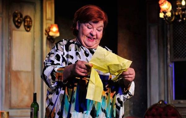 Yalnz "Birok oyuncu, hret olduum iin devlet tiyatrosundan istifa ettiimi zanneder. yle deildir beni Cneyt Gker tiyatrodan atmtr." dedi.