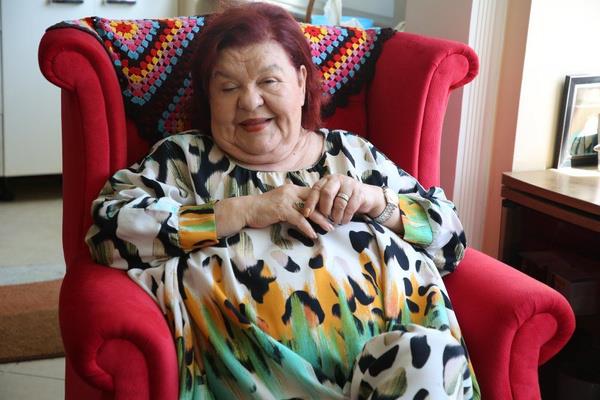 "Tek bama dul bir kadn olarak ayakta durmaya alyorum. Mesleim bu benim ve iyi, disiplinli bir oyuncuyum. Sen birden be parasz bu insan sokaa at!" eklinde konutu.