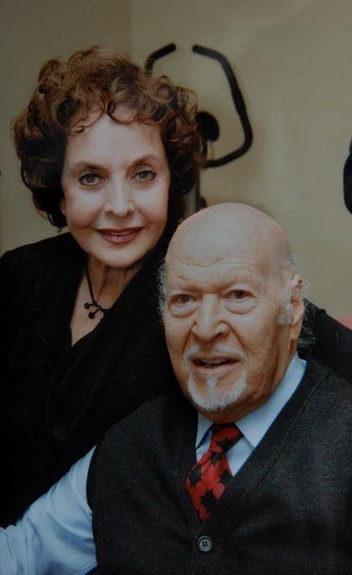 Saysz dl kazanan Cneyt Gker, 1981 ylnda Devlet Sanats unvann ald. Meslekta Ayten Gker ile evli olan sinema ve tiyatro oyuncusu, 2009'da Ankara'da tedavi grd hastanede hayatn kaybetti.