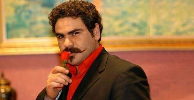 Uzun zamandr ekrasnlarda yer almayan  Erhan Ufak uzakta ei ve ocuklaryla bir yaam srdryor.