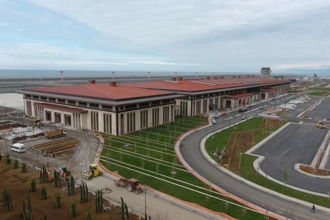Deniz dolgusu zerine yaplan projede 2 milyon 800 bin metrekarelik deniz dolgusu, 100 milyon ton ta kullanlarak tamamland. Ylda 3 milyon yolcu tarafndan kullanlmas beklenen ve altyap almalar 1 milyar 78 milyon liraya mal olan Rize-Artvin Havaliman'nda 5 ylda sona gelindi.