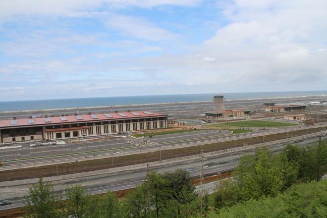 LK UAK ERDOAN VE ALYEV? TAIYACAK    Trkiye?nin deniz zerine dolgu yaplarak ina edilen 2?nci, dnyann ise 5?inci havaliman olma zelliini tayan Rize-Artvin Havaliman 32 bin metrekare terminal binas ve dier destek binalar ile birlikte toplam 47 bin 133 metrekare kapal alandan oluuyor.