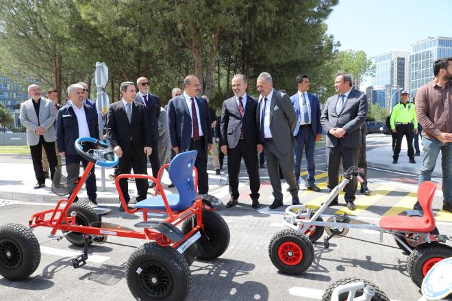 Bursa'da trafik ve ulamn sorun olmaktan kmas iin yeni yollar, kpr ve kavaklar, rayl sistemler, toplu tamann yaygnlatrlmas gibi pek ok projeyi hayata geiren Bykehir Belediyesi, trafik kurallarn iyi bilen, donanml nesil yetimesi iin ayrcalkl bir projeyi kente kazandrd. Nilfer lesi Odunluk Mahallesi'nde Nilfer ay kenarndaki 6065 metrekare alan zerinde hayata geirilen ve inaat alan 530 metrekare olan projede imalatlar tamamland. ileri Bakanl'nn talimat ve Spor Toto Tekilat'nn da katklaryla hayata geirilen proje, tamamen eitim amal olarak tasarland. Yaklak 300 metre bisiklet yolu ve yry yolunun yer alan projede; 1 adet idari ynetim binas, 1 adet minyatr oto deposu, 126 kii kapasiteli 1 adet kapal tribn, 1 adet geit tneli ve 1 adet yaya st geidi bulunuyor.