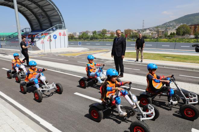 Bursa Valisi Yakup Canbolat, Bykehir Belediye Bakan Alinur Akta ve l Emniyet Mdr Tacettin Aslan, l Emniyet Mdrl'nn uhdesinde l Milli Eitim Mdrl ibirliiyle ocuklara trafik eitiminin verilecei park inceledi. Hasan Ali Ycel lkokulu ve Yavuz Selim lkokulu rencilerini temel trafik eitimi aldklar salonda ziyaret eden Vali Canbolat ve Bakan Akta, daha sonra pistte uygulamal eitim alan rencileri izledi.