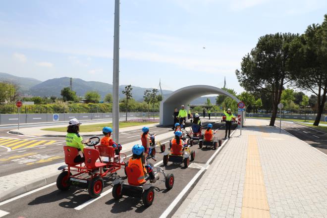 Trafik eitimi temelden balyor<br>  Bursa Bykehir Belediye Bakan Alinur Akta, kk gibi grnen ancak Bursa'da trafiin gelecei asndan byk nem tayan bir yatrm kente kazandrdklarn syledi. Her yl nfusu 40-50 bin artan, buna bal olarak ara says da srekli ykselen Bursa'da en fazla konuulan konunun trafik olduunu dile getiren Bakan Akta, 'Bursa'da trafikle alakal ne yatrm yaplrsa azdr diye dnyorum. te bu manada bana gre geleceimiz iin gzel bir yatrm gerekletirdik. Bu ileri Bakanlmzn bir projesi. Spor Toto Tekilatnn da 1,5 milyon TL destei sz konusu. Ara, ekipman, yeil alan dzenlemeleriyle beraber 4 milyon 227 bin liraya mal oldu. Projeyi tamamlayp, l Emniyet Mdrlmze teslim ettik. Burada polis arkadalarmzn nezaretinde ocuklarmz eitime tabi tutuluyor. Geleceimiz olan ocuklarmz bir yaya olarak da bir ara srcs olarak da veya bir toplu tama kullancs olarak da kural ve kaideleri iyi bilen, gerekli hassasiyeti gsteren bireyler olsun istiyoruz. Bursa trafiine, Bursa'nn ulamna yaplm gzel bir yatrm' dedi.