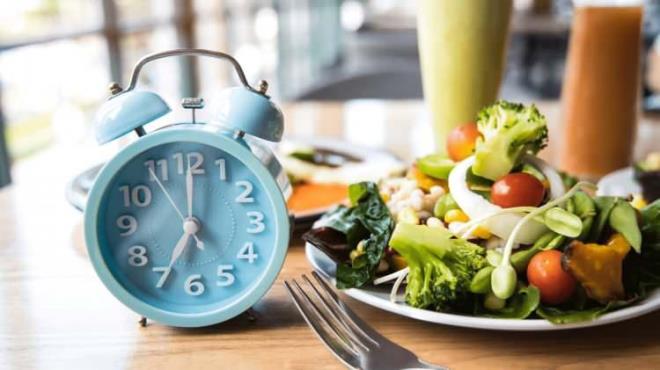 Aratrmaclar katlmclar iki gruba ayrd. lk gruptakiler her gn sadece sabah 8 ile akam 4 arasnda kalori kstl bir diyet uygulad. Dier gruba ise ayn kalori kstl diyet verildi ancak herhangi bir zaman kstlamas olmadan istedikleri zaman yemek yemelerine izin verildi.