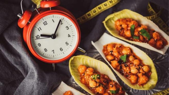 JAMA Internal Medicine?da yaynlanan bir makalede 2020 ylnda yaplan baka bir aratrmann detaylar yaynland. Aratrma kapsamnda 116 katlmcdan 12 hafta boyunca istedikleri zaman veya 12 ile 20:00 arasnda gnde  n yemek yemeleri istendi. Sonular, her iki gruptaki katlmclarn, ikisi arasnda nemli bir fark olmadn gsterdi.