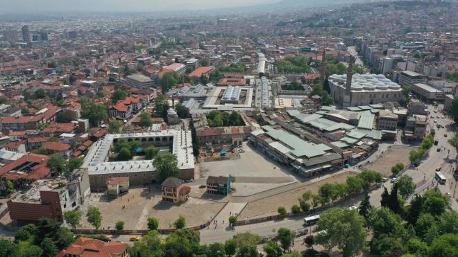 Hayali gerekletirmenin heyecan<br>  Bakan Akta, UNESCO Dnya Miras Listesi?nde yer alan Tarihi ar ve Hanlar Blgesi?nin hem dnya hem de Bursa tarihi asndan ok kymetli bir hazine olduunu vurgulad. Proje alan iinde yer alan alveri merkezine ait binann yklp yklmayaca ile ilgili kamuoyunda ok farkl sylemler olduunu hatrlatan Bakan Akta, ?Biz mart sonu itibariyle ieride ykmlara baladk. Ancak bodrum katlarn kullanlacak olmas nedeniyle yle kepeyi sokup, dier binalar gibi hemen ykamyoruz. Kimileri buna rant projesi dedi, baka baka sylemler oldu. Ama biz gemiten bugne birok bymzn hayali olan bir projeyi gerekletirmenin heyecann yayoruz" dedi.