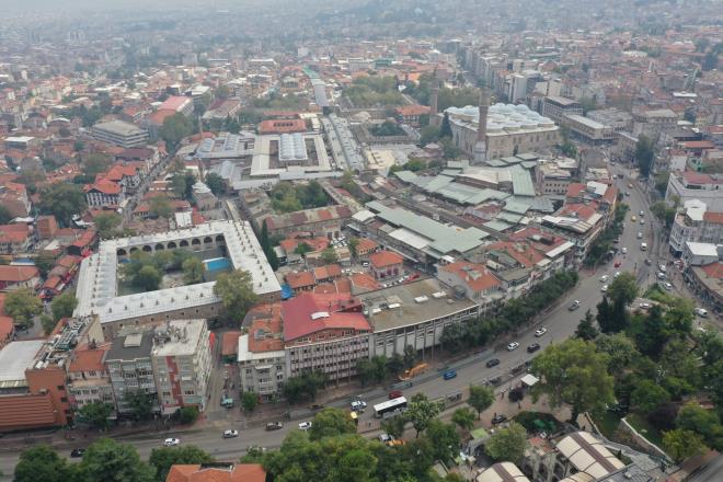 Osmanl'nn ilk bakenti olan Bursa'da 14. yzylda olumaya balayan, 16. yzylda han, bedesten ve arlarn oluumuyla geliimini tamamlayan Tarihi ar ve Hanlar Blgesi?ni eski ihtiamna kavuturacak projede nemli bir mesafe alnd. Bykehir Belediyesi?nin ?evre ehircilik ve klim Deiiklii Bakanl tarafndan da desteklenen projesi, getiimiz yl austos aynda Kzlay binasnn yklmasyla balamt. almalar kapsamnda ilk etapta normal kamulatrmalarla 15 parseldeki binalarda ykm yaplrken, kamulatrma srelerinin uzamas zerine geen yl nisan aynda Cumhurbakan Recep Tayyip Erdoan?n imzasyla blge iin ?acele kamulatrma karar? alnmt. Bu kararn ardndan da hem kamulatrma hem de ykm almalar hz kazanmt. Proje kapsamnda 15?i normal, 33? ise acele kamulatrma kararyla toplam 48 parselde 37 binann ykm tamamlanmt. Proje alannda kalan alveri merkezine ait binann ykm iin balatlan sre de nihayet tamamland. Binann bodrum katlarnn kullanlacak olmas nedeniyle ykm kontroll bir ekilde yaplrken; Bykehir Belediye Bakan Alinur Akta, proje alannda yapt aklamada, tarihe sayg amacyla balattklar proje ile Bursa?nn gizli hazinesini gn yzne kardklarn syledi.