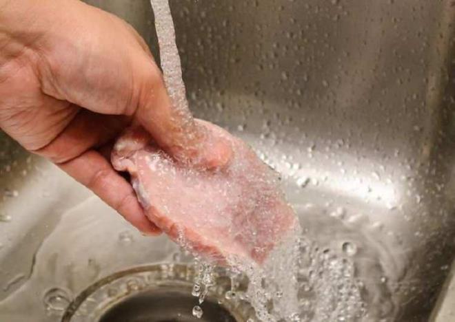 i tavuu, buzdolabnzn veya dondurucunuzun en alt rafna yerletirmeniz daha doru olur. Bylelikle tavuk paketinden damlayabilecek, zararl bakterileri barndran svlarn dier gdalara srama ihtimali yok etmi olursunuz.