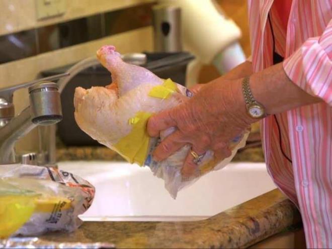 Ev hanmlarnn en ok tercih ettii gdalardan biri olan tavuun hijyen olmas ve gda zehirlenmesinden korumasna dikkat edilmelidir.