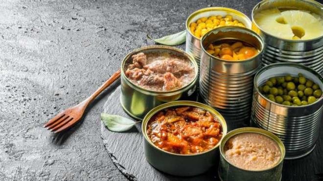 KONSERVE     Uzun sreli saklanmalar iin yaplan besinler olan konserveler, bir sre sonra bisfenol A maddesi barndrr. Bu madde olumadan saklanma koullarna uyulmas taktirde besinler ortalama 2 ay iinde tketilmeli. Uzun sreli bekletilenler ise bu maddeleri reterek zehir haline gelebilir.