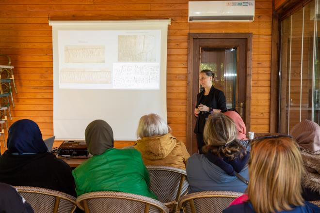 Bursa?nn daha yaanabilir bir ehir olmas amacyla almalarn srdren Bursa Bykehir Belediyesi, sosyal ve kltrel etkinliklerini de hz kesmeden srdryor. Bykehir Belediyesi Kltr ube Mdrl bnyesinde arkeoloji bilincinin oluturulmas ve uygulamal saha almalarnn yaplmas amacyla oluturulan Arkeoloji Kulb, 8500 yllk gemii bulunan Arkeopark?ta eitli atlye almalar dzenliyor. Bu kapsamda Hititolog Sezer Seer Fidan katlmyla hazrlanan ?Hitit ivi Atlyesi?, tarih merakllarnn youn katlmyla yapld. ki grup halinde toplam 50 kiinin katld almada, Hitit tarihi ve ivi yazsnn gemiiyle ilgili sunum yapld. Daha sonra katlmclar, 3500 yllk gemii bulunan Hitit ivi yazsn uygulamal olarak rendi. Sezer Seer Fidan?n ivi yazs iaretleri hakknda bilgi verdii atlyede, tarih merakllar kil tablet zerine Hitit harflerini kullanarak kendi isimlerini yazd. Keyifli ve bilgi dolu bir gn geiren Bursallar, etkinlii dzenleyen Bykehir Belediyesi?ne ve Fidan?a teekkr etti.&#8232;