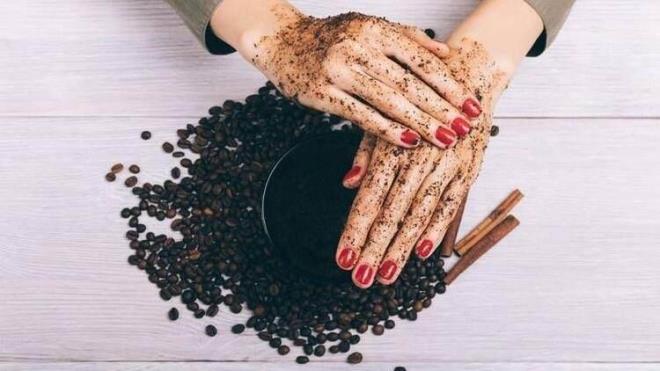 Filtre kahve telvesini de (daha byk parackl olduu iin) vcudunuzda peeling amacyla yine az miktarda zeytinya ile kartrp l deriyi temizlemek iin kullanabilirsiniz.