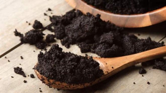 TENCERELERDEK LEKELER IKARMAK N KULLANIN    Kahve telvesini tencerelerde kalan lekeleri ovarak temizlemek iin kullanabilirsiniz. Bulak sngeri ve kahve telvesi tencerenizin prl prl olmasn salayacaktr. Ayrca, kesme tahtasndaki lekeleri kartmak iin de deneyebilirsiniz.