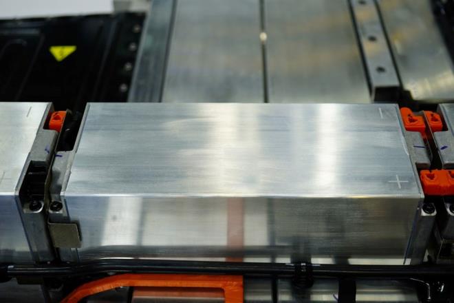 ?FYATLAR DMEZSE LTYUM MADENCLNE GREBLRM?    Tesla CEO?su Musk, fiyat dmedike Tesla'nn madencilie girebileceini ve dorudan lityum rafine edebileceini syledi.    Musk, "Lityum Dnya'da hemen hemen her yerde bulunduundan, elementin kendisinde bir eksiklik yok, ancak karma hz yava" derken, analistlere lityum retiminin EV talebini karlamann nnde bir engel olduunu syledi ve giriimcileri madencilik iine girmeye ard.