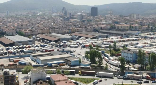 stanbul Erenky Gmrk Mdrl'nde yurt dna kacak TIR'larn gmrk kontrolleri srasnda younluk olutu. Gmre girmek isteyen TIR'lar uzun ara kuyruklar oluturdu. Baz TIR ofrleri dnden beri gmre girmek iin beklediklerini ne srd.