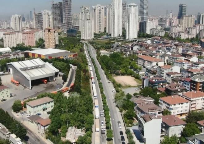 "DNDEN BER 10 KLOMETRE GTTM"    Gmre girmek iin sra da bekleyen aban Yn "Dn 13.00'dan beri buradaym. Gmrk youn diyorlar. Baka bir ey bilmiyoruz. talya'dan geliyorum, dnden beri toplasan 10 kilometre gitmiimdir" diye konutu.