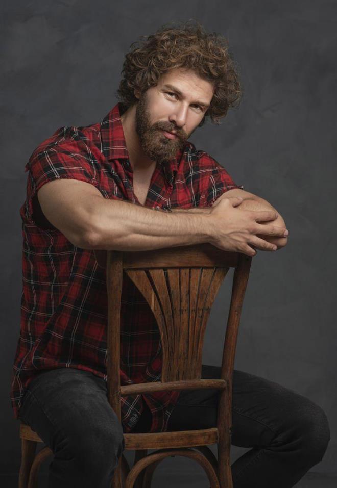 Adn tm dnyaya duyuran Palal,  imdilerde "Bir Zamanlar ukurova" adl dizide Fikret Fekeli rolyle seyircinin karsna kyor.