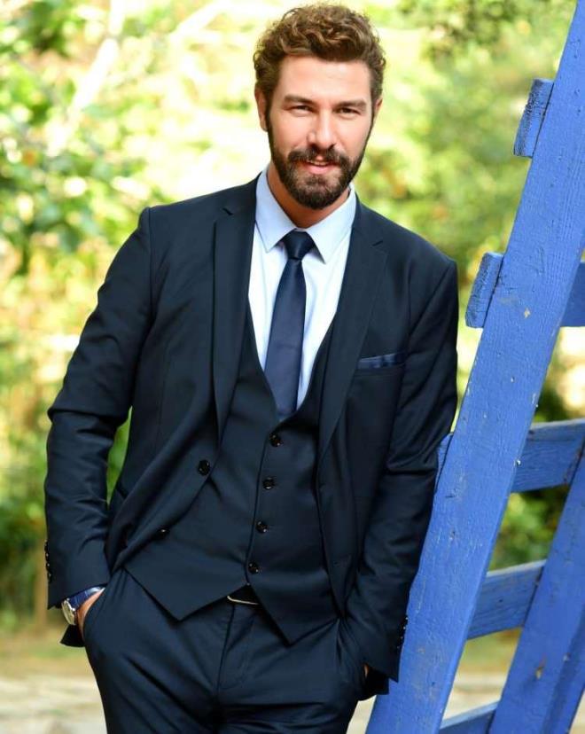 Palal, bu projede Hilal Altnbilek, Kerem Alk, Hlya Darcan, Hande Soral, Melike pek Yalova gibi isimlerle birlikte rol alyor. Oyuncu, 2020'de Altn Zirve ve Kariyer dlleri'nde Yln En yi Erkek Oyuncusu dln kazand.