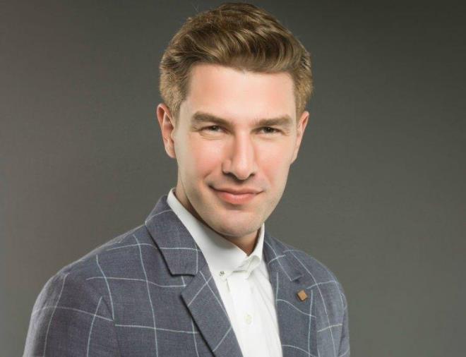 35 yandaki yakkl oyuncu, niversite hayatna kadra baskerbol klplerinde baarl performansyla da beeni topluyordu. niversite renimini Ankara Hacettepe niversitesi Jeoloji Mhendislii blmnde tamamlayan Palal, Marmara niversitesi Radyo Televizyon ve Sinema blmnde yksek lisans yapt.