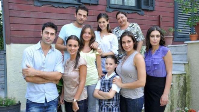 Kk Kadnlar dizisinden sonra da byk baarl ilere imza atan Hande Soral ve Fulya Zenginer'in dizide balayan arkadalklar yllar gese de hala devam ediyor.