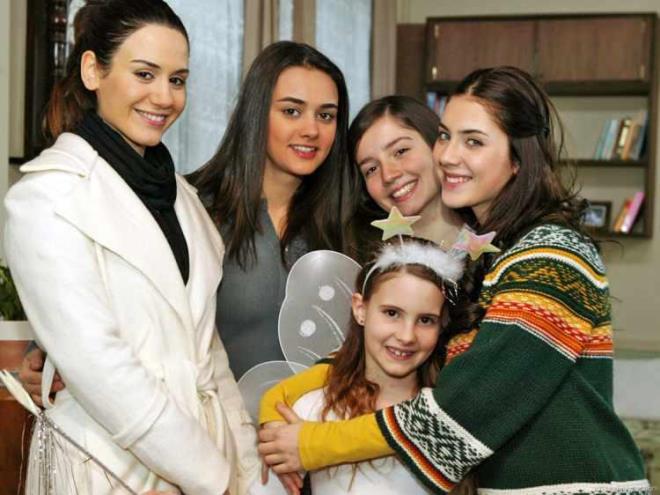 Kadrosunda Ekin Trkmen, Birkan Sokullu, Kvan Kasabal gibi isimlerin yer ald Kk Kadnlar dizisinde bir dneme damga vurmutu. Byk bir izleyici kitlesine sahip olan dizide yer alan iki isim yllar sonra bir araya geldi.