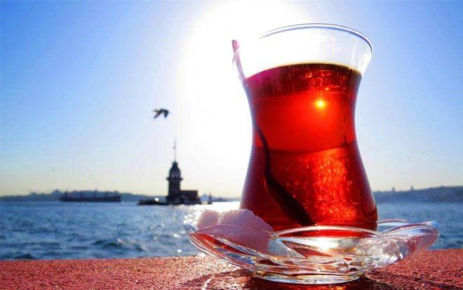 ayn ierisinde sfr, ya, karbonhidrat ve protein vardr. ekerle tatlandrlmadnda di yapsn korur. lkemizde siyah ayn retimi en fazla Karadeniz'de yaplmaktadr. Dnya'da ise  Hindistan, Sri Lanka, in, Trkiye, Kenya, Endonezya, Malavi ve Vietnam gibi yerlerde yetitirilir.