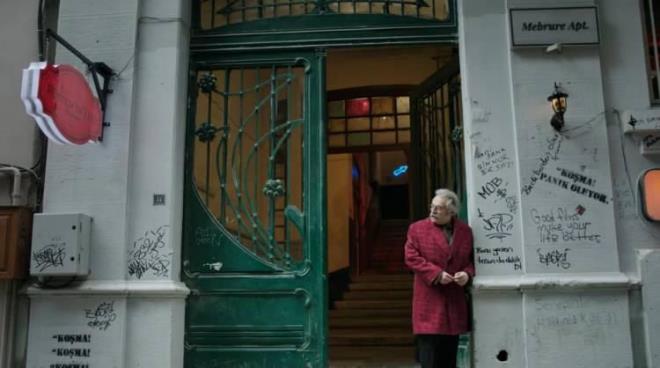 Beyolu'nda yer alan ve asl ad "Temel Apartman" olan bina ayn zamanda ahsiyet dizisinin ekimleri iin de kullanlmt.