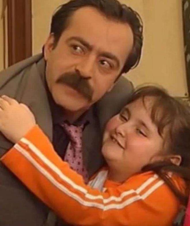 "Annem kuafrd. Tiyatro ile ilgilenen bir mterisi, 'En Son Babalar Duyar' adnda bir dizi balayacak. 7 yalarnda beyaz tenli, renkli gzl, balk etli bir kz ocuu aranyor. Ben de sizin kznz dndm siz ne dersiniz?" demi. Annem ve babam ilk balarda kar kt ama ben 'Oynamak istiyorum!' diye tutturmutum. Ailemi de ikna edip beni n grmeye gtrdler.