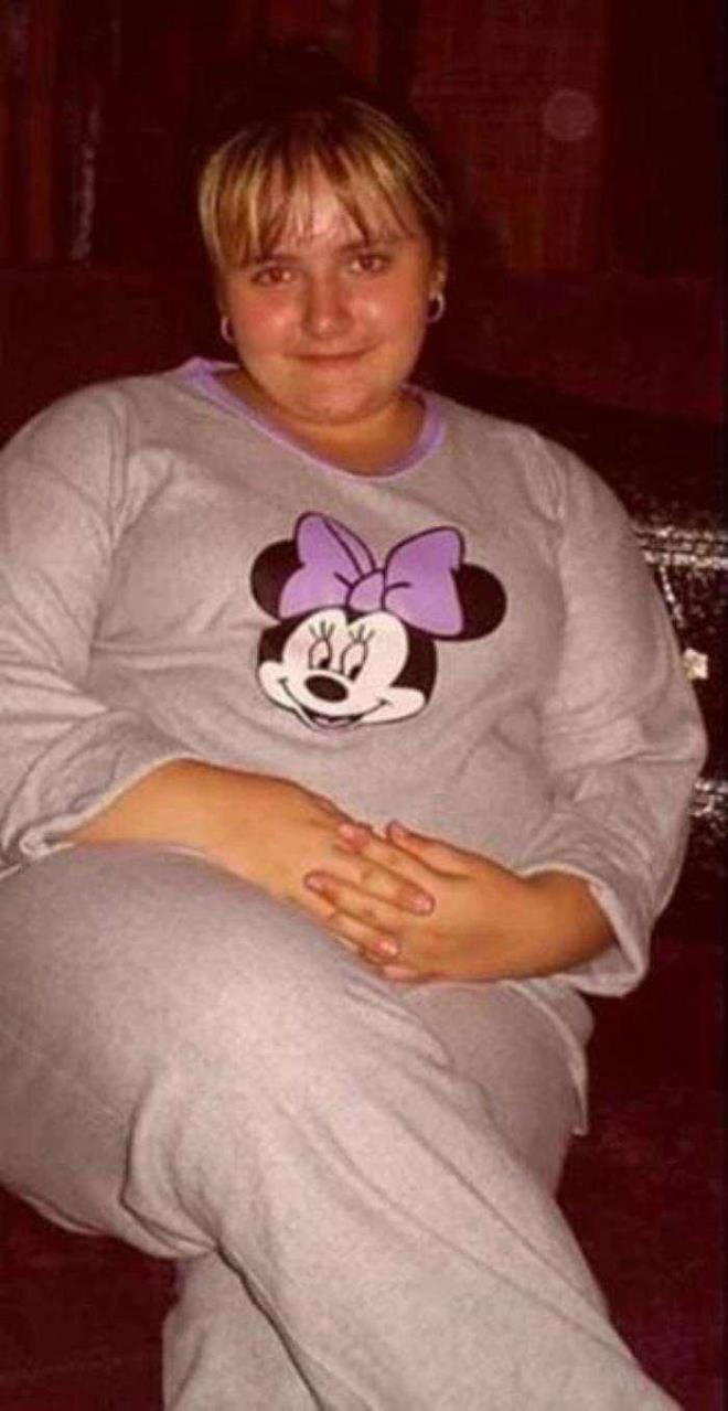 Ekranlardan uzaklamasnn nedeninin kilolar olduunu ifade eden Azakl, "Siz ne kadar gzel olursanz olun o yalarda kilolu ocuk oyuncu pek istenmiyor. 14 yalarndayken sevgili Reha zcan ile ksa bir projede yer almtm. Kendisini de ok severim. Bana bir sohbet esnasnda 'Jalecim sen bu kiloyla ancak ileride orta yal bir kadn rolyle oynarsn.' demiti. Gerekten doru... nk bizim sektrmzde kilolu bir ocuksanz, genseniz oyunculuk yapmakta zorlanyorsunuz. Ekran gzelliinin yan sra artk sosyal medya takipisi de istiyorlar." dedi.