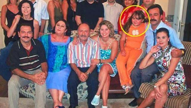 2000'li yllara damga vuran En Son Babalar Duyar dizisinin barollerinde Ayegl Atik, Ali Erkazan, Levent lgen, Hatice Aslan, Arzu Balkan ve Ali Sunal gibi isimlerin rol ald. En Son Babalar Duyar'n Ceren'i Jale Azakl, kilo itirafyla herkesi artt.