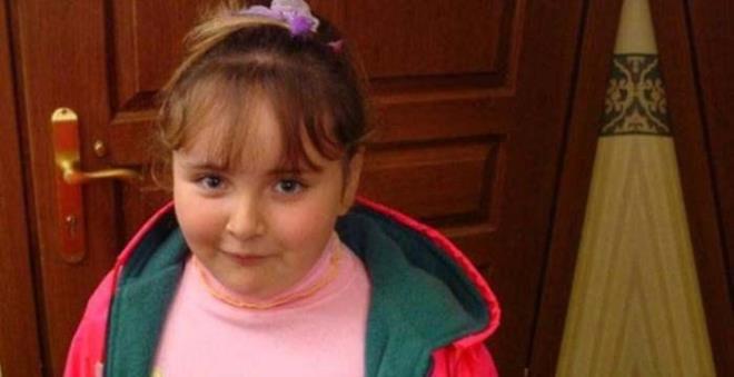 Semelerde benim yalarmda pek ok aday vard. Birol hocamn odasna gtrdler. Benimle ilgili biraz konutuktan sonra 'Ezberin kuvvetli mi senin?' dedi, ben de 'Evet, kuvvetli' yantn verdim. Sonrasnda beni 'Ayrlsak da Beraberiz'in setine gnderdi. Orada ufak bir prova yaptk ve rol benim oldu. Sonrasnda 4 sezon boyunca 'En Son Babalar Duyar' dizisindeydim. Byle bir projede yer aldm iin kendimi ok ansl hissediyorum."