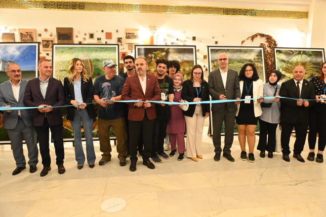 lmyor ama risk altnda<br>  Belgeselin sunumunu yapan, ardndan 'Bursa'nn Sualt Dnyas' isimli kitab imzalayan Sualt Grntleme Ynetmeni ve Belgesel Yapmcs Tahsin Ceylan ise projede Gemlik Krfezi'ndeki canl yaamn ve bu yaam olumsuz etkileyen kirlilii grntlediklerini syledi. Kirliliin yan sra Marmara Denizi?nin gelecei asndan umut verici grntleri de kayda aldklarn ifade eden Ceylan, 'ok sayda houmuza giden eyleri grntledik. Mesela, temizliin indikatr olan denizkestanelerini grntledik. Btn Akdeniz ve Ege'de bir virs nedeniyle yaamlarn kaybederken, Gemlik Krfezi'nde onlar yayor grmek bize gerekten ok byk bir armaan. Bakanmz da syledi, blgede biyolojik artmay artrmamz lazm. Marmara Denizi aslnda lmyor ama byle bir risk altnda. Korumamz lazm. Kald ki soluumuz havann, oksijenin yzde 70'i denizden geliyor. Deniz bilincini, deniz kltrn yaymamz lazm' diye konutu.