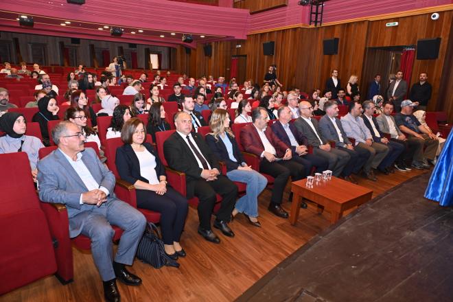 ?Daha temiz deniz iin alyoruz?<br>  Bursa Sualt Belgeseli'nin tantm treninde konuan Bykehir Belediye Bakan Alinur Akta, Bursa'nn sahip olduu gzellikleri gn yzne karmaya altklarn, bu proje ile de sualt zenginliklerini vitrine kardklarn syledi. Hazrlanan belgesel ve kitabn Bursa'da sualt turizminin geliimine katk sunacan dile getiren Bakan Akta, 'Bursa'nn suyu temiz olsun. Bursa'nn doas, iklimi iyi olsun diye ciddi yatrmlar yapyoruz. Sadece Orhangazi, Gemlik ve znik'te ilave 12 milyon avroluk artma tesisi ihalesine kyoruz. Bugne kadar Mudanya, Gemlik, Kumla ve Mustafa kemal paa'da yaplanlar sylemiyorum bile. Yani milyar dolarlara varan bir yatrm sz konusu. Bugn sualt belgeselinde ve fotorafnda grdmz gzel manzaralarn olmasnn ana sebeplerinden bir tanesi de yaptmz ve yapacamz yatrmlar. Yaptmz bu belgesel ve kitap almasnn sualt turizmine katk salamasn diliyorum ve hazrlanmasnda emei geen herkese ok teekkr ediyorum' dedi.