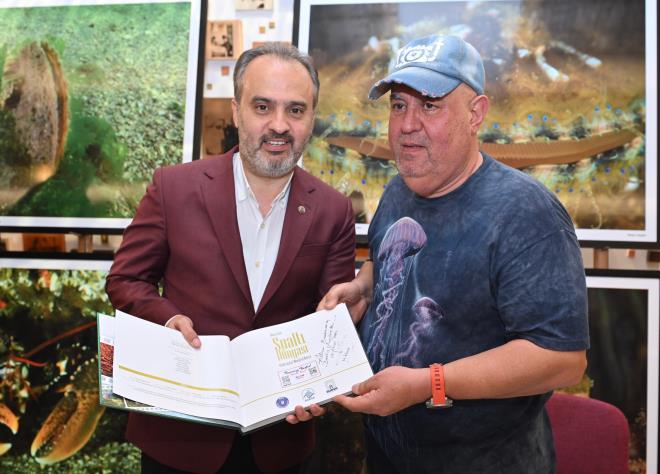 Marmara?nn esiz gzellikleri<br>  Sualt Grntleme Ynetmeni ve Belgesel Yapmcs Tahsin Ceylan ynetiminde MAC iletiim tarafndan hazrlanan, usta sinema oyuncusu ve seslendirme sanats Mazlum Kiper'in seslendirdii 14 dakikalk Bursa Sualt Belgeseli'nin ilk gsterimi, Tayyare Kltr Merkezi'nde yapld. Bursa'nn Sualt Dnyas Fotoraf Sergisi'nin yer alt etkinlikte ayrca, doa ve dal turizmi projesinin nemli ayan oluturan 'Bursa'nn Sualt Dnyas' isimli 196 sayfalk kitap da sualt merakllarna sunuldu.