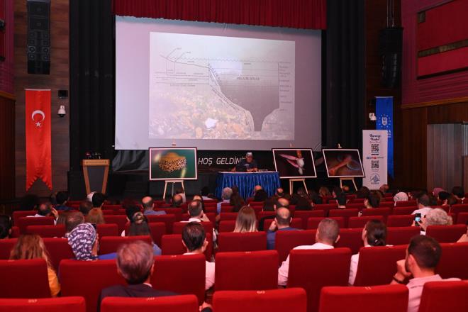 Dnyada koruma altnda<br>  Proje ile kamuoyunda zaman zaman 'lyor' denilerek gndeme getirilen Marmara Denizi ve Gemlik Krfezi'nin aslnda zengin bir biyoeitlilie sahip olduu belgelenmi oldu. Ay deniz anas, yenge, dlger bal, zgn bal, krmz dudakl kaya bal, deniz salyangozu, tarakl medz, anemon, deniz patlcan, havai fiek anemonu, kalamar, stakoz, deniz inesi, deniz marulu, deniz yldz, mavi deniz anas, istridye anemonu, barbun, izmarit, ylan yldz, deniz at, vatoz, kalkan, dil bal, karides, mamun, iskorpit, krlang, mr, tiryaki bal, kabuksuz deniz salyangozu ve dikenli vatoz, grntlenen deniz canllar arasnda yer ald. Nesli tm dnyada tehlike altnda olan, Dnya Doay Koruma Birlii'nin krmz listesinde bulunan, saatte 6 litre suyu szen ve avlanmas yasak olan Akdeniz'in en byk kabuklularndan pinalar da Gemlik Krfezi'nde grntlendi. Pinalarn varlnn Gemlik Krfezi iin sevindirici olduu belirtilirken, metrekarede 20 litre oksijen reten deniz ayrlarnn da Gemlik Krfezi'nin akcierleri olduu vurguland.