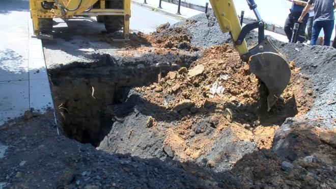 Aklamada unlar kaydedildi:<br>    "lemiz Etiler Mahallesi Tanburi Ali Efendi Sokak ve Nispetiye Caddesi kesiimindeki yolun kmesi ile ilgili yaplan almalarda, yerin altndan sokak ve cadde istikametine doru kaak kanalizasyon balants yaplmas amacyla kaz almalar tespit edilmi, ayn noktada Austos 2018 tarihinde de kme meydana geldii anlalmtr. Belirtilen alanda tm ilgili kurulular tarafndan gerekli olan tespitler ve iyiletirme almalar balatlmtr."